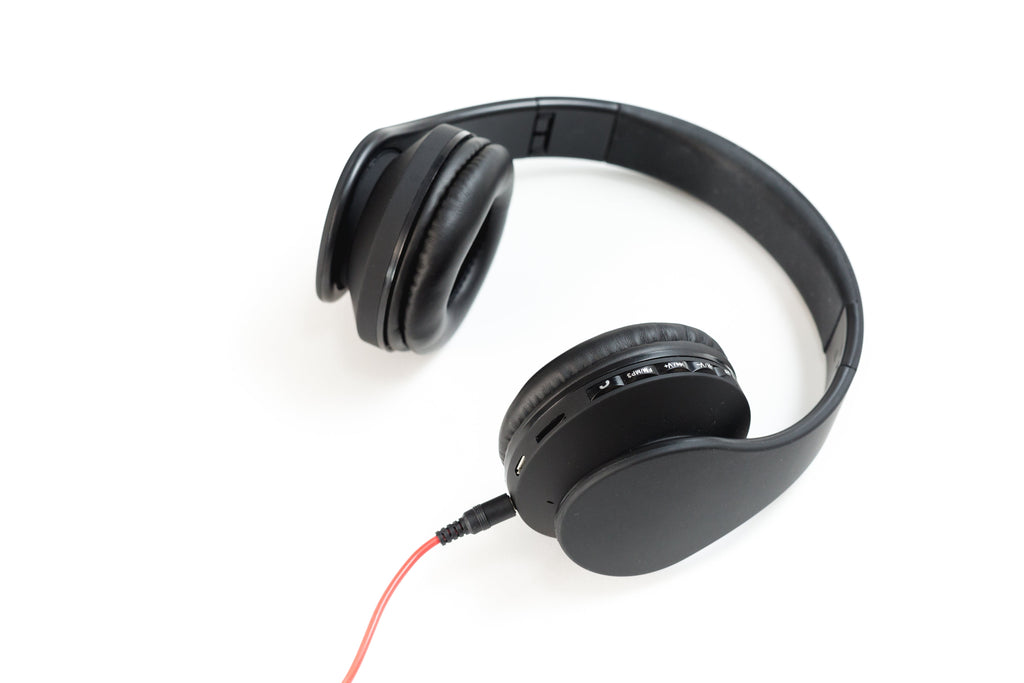 Noise cancelling headphones