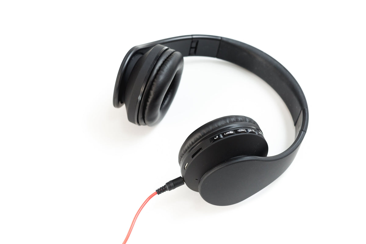 Noise cancelling headphones