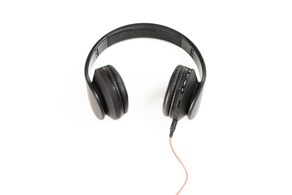 Noise cancelling headphones